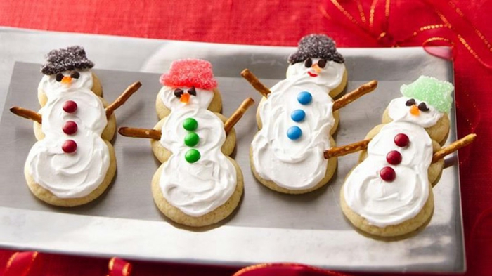weihnachts kekse-zusammen-mit-kinder-dekorieren