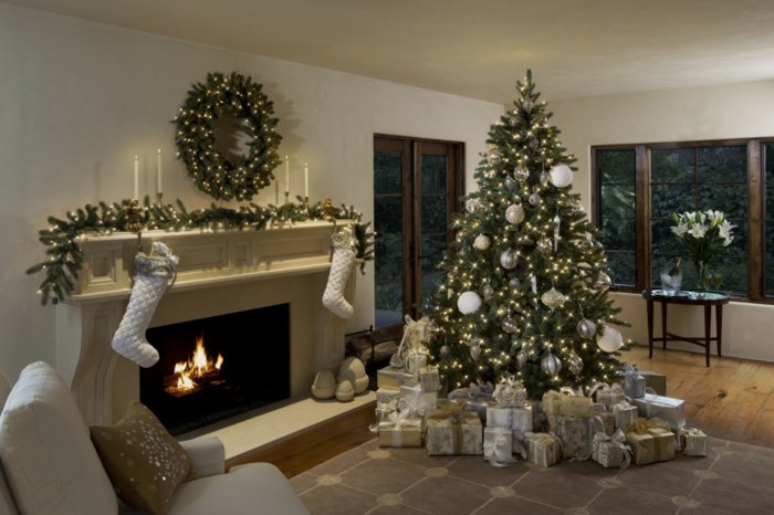 weihnachtsschmuck-Tannenzweige-Kranz-Socken-Tannenbaum-Geschenke