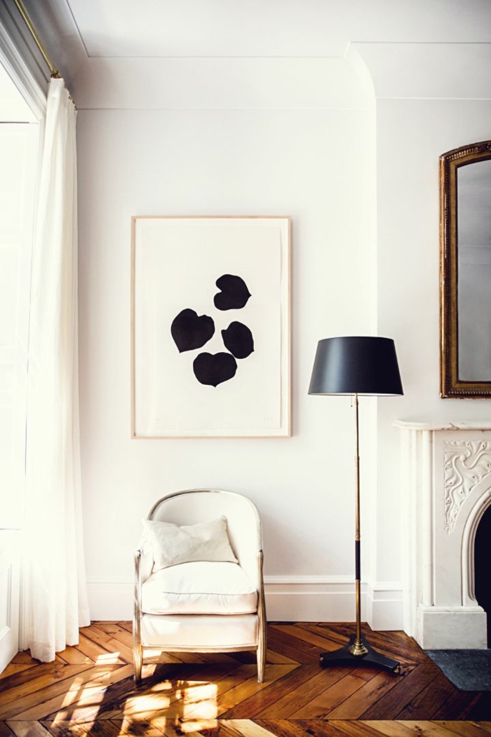 weißer-Loungesessel-elegantes-Design-schwarze-Stehlampe-stilvolles-Interieur