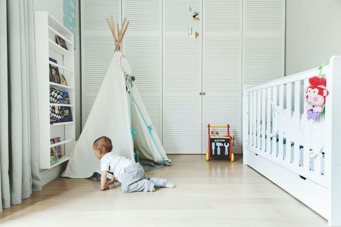 weißes-Babyzimmer-Interieur-dekoratives-Zelt-originelle-Idee