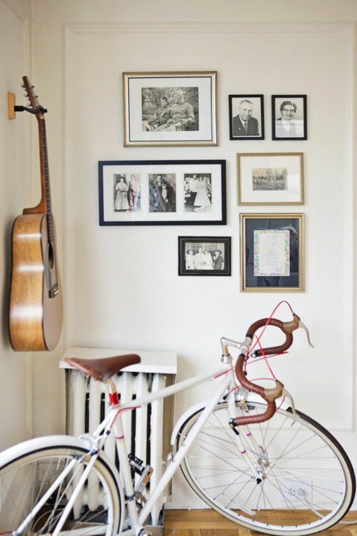 weißes-Interieur-vintage-Gestaltung-viele-schwarz-weiße-Fotos-Fahrrad-Akustik-Gitarre