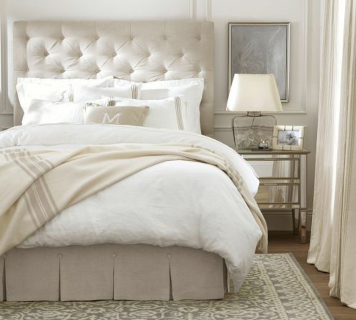 weißes-Schlafzimmer-Interieur-exquisite-Möbel-doppelbett-mit-gepolstertem-Kopfbrett