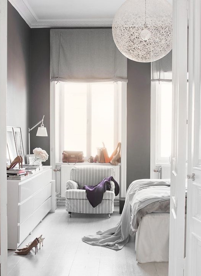 weißes-Schlafzimmer-Interieur-schöne-attraktive-Designer-Lampen