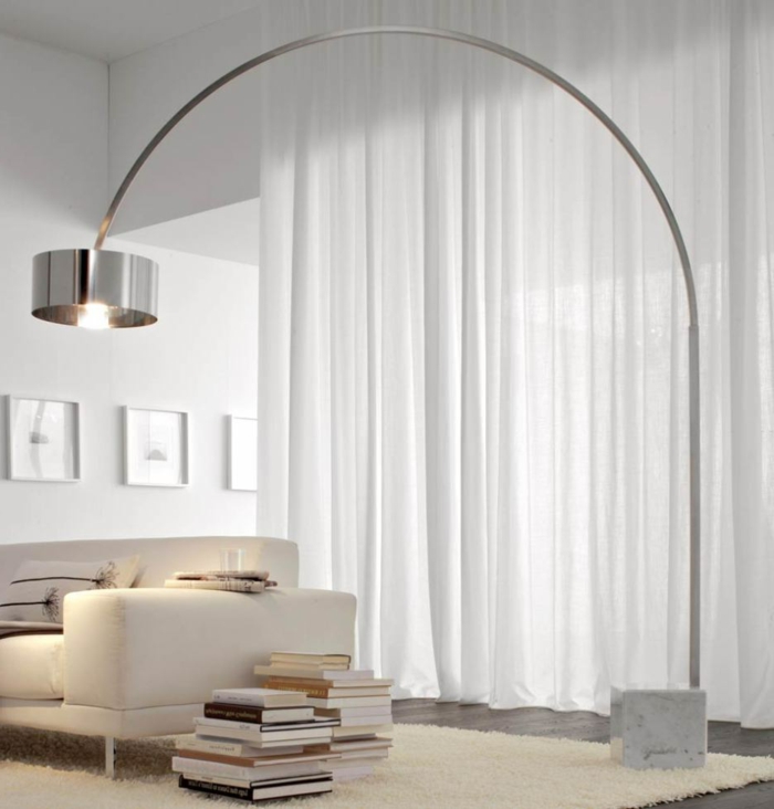 weißes-Wohnzimmer-Interieur-Sofa-Bücher-Leseleuchte-modernes-Design