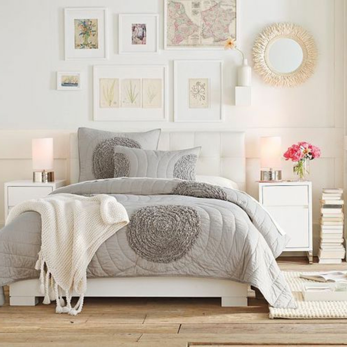 weißes-gemütliches-Schlafzimmer-Interieur-doppelbett-gepolstertes-Kopfbrett-stilvolle-graue-Bettwäsche