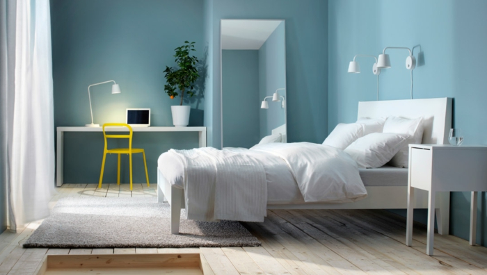 wohnideen-schlafzimmer-weißes-bett-blaue-wände