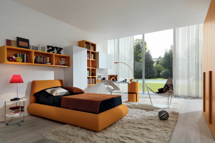 schlafzimmereinrichtung - orange sofa und glaswand