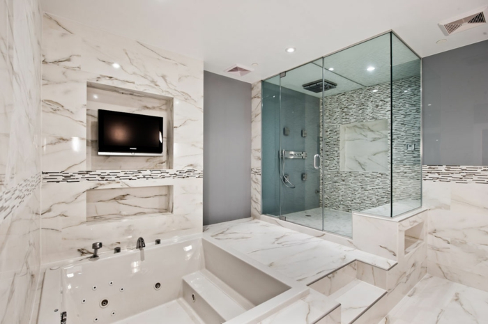 wohnungseinrichtungen-weißes-badezimmer-mit-duschkabine