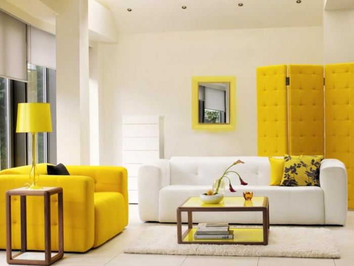 wohnzimmer-einrichtungsideen-gelbe-schränke-weißes-sofa