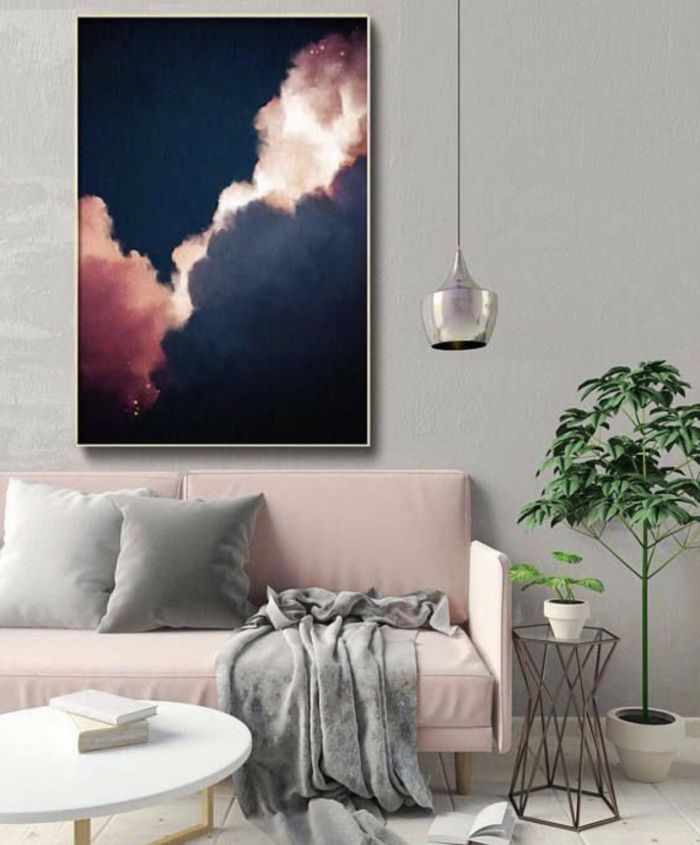 Gemälde von pinken Wolken, außergewöhnliche Bilder, Inneneinrichtung in rosa und graue Töne, Dekorativer Baum, kleiner runder Tisch