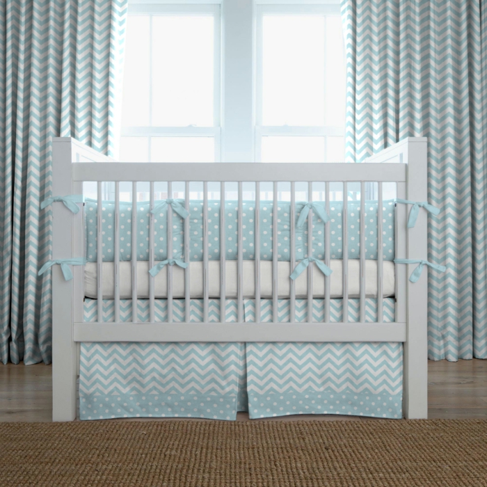 wunderschön-gestaltetes-Babyzimmer-blaue-Motive-babybettwäsche