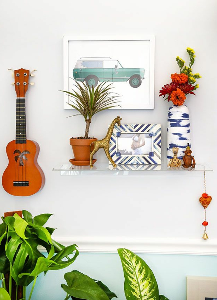 wunderschöne-Dekoration-einzigartige-Dekoartikel-Topfpflanzen-kleine-dekorative-Gitarre-an-der-Wand