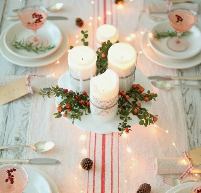wunderschöne-Tischdekoration-Weihnachten-Kerzen-Akzent