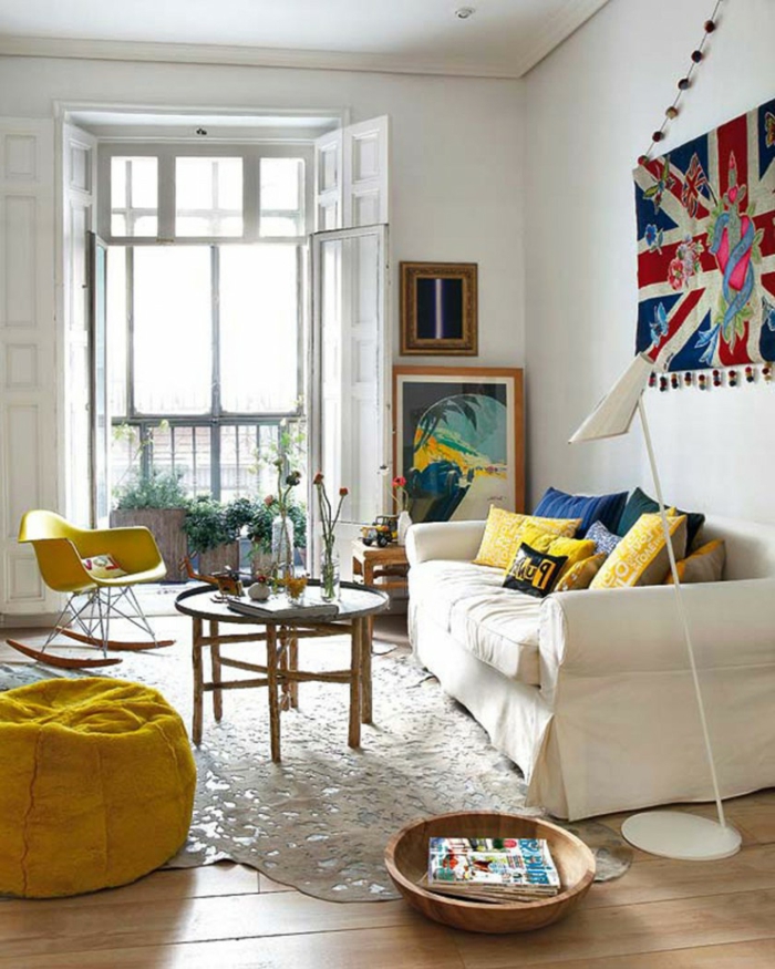 wunderschöne-Wohnung-Balkon-bunte-Interieur-Akzente-gelber-Sessel-Bilder-leseleuchte-kreatives-Design