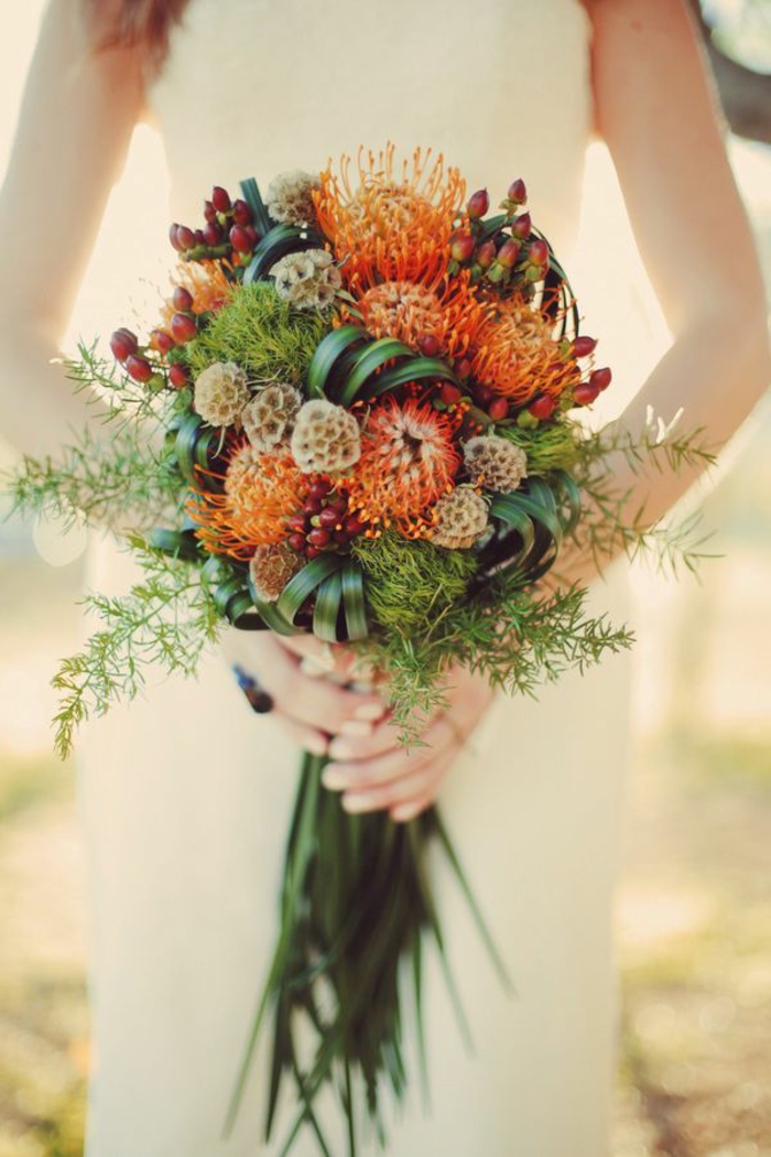 wunderschöner-Brautstrauß-einzigartige-Blumen-künstliche-Elemente