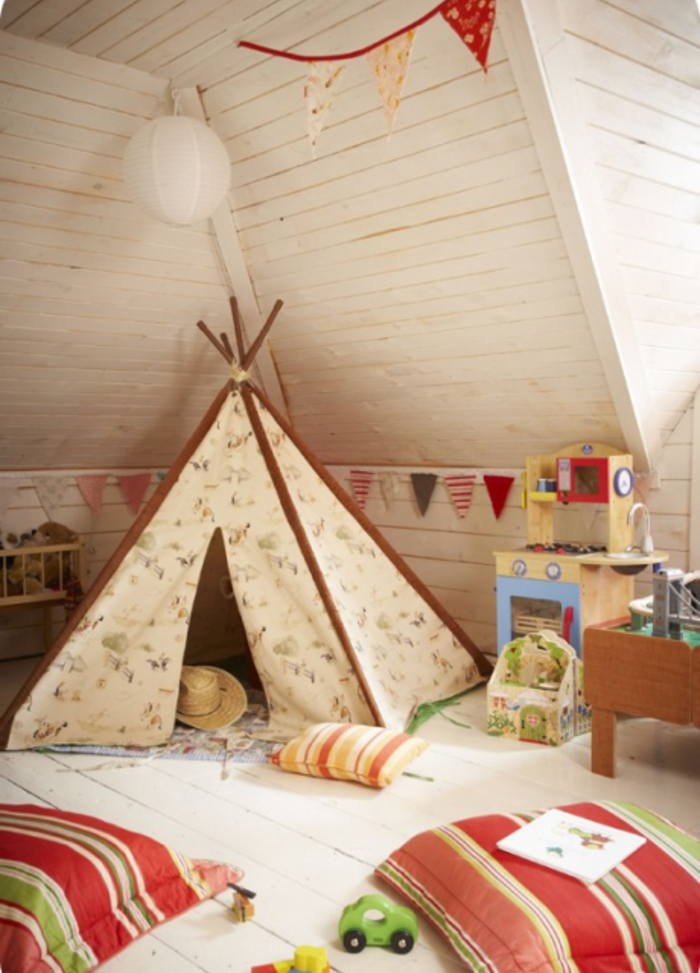 wunderschönes-Kinderzimmer-viele-Spielzeuge-Zelt-Akzent