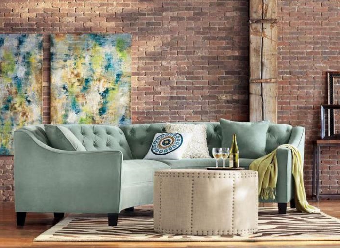 wunderschönes-halbrundes-Sofa-türkisgrüne-Farbe-Samt-beige-Couchtisch-Ziegelwände-interessantes-Interieur