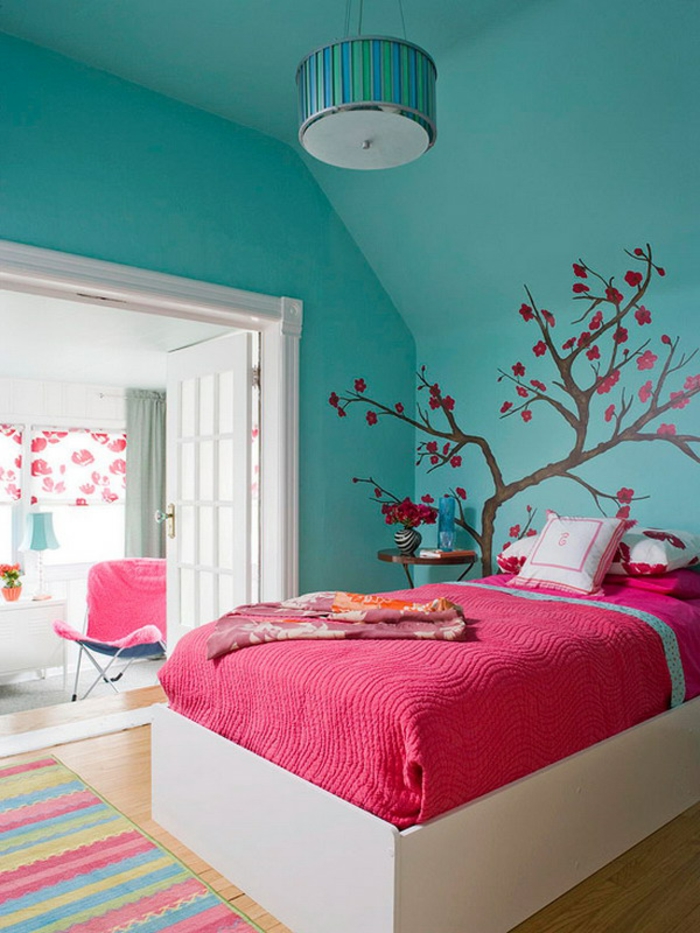 wände-gestalten-mit-farbe-schlafzimmer-türkis-wandfarbe-rosiges-bett