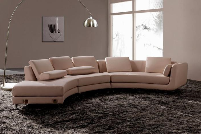xxl-couch-beige-halbrund-elegantes-Möbel-extravagante-Stehlampe