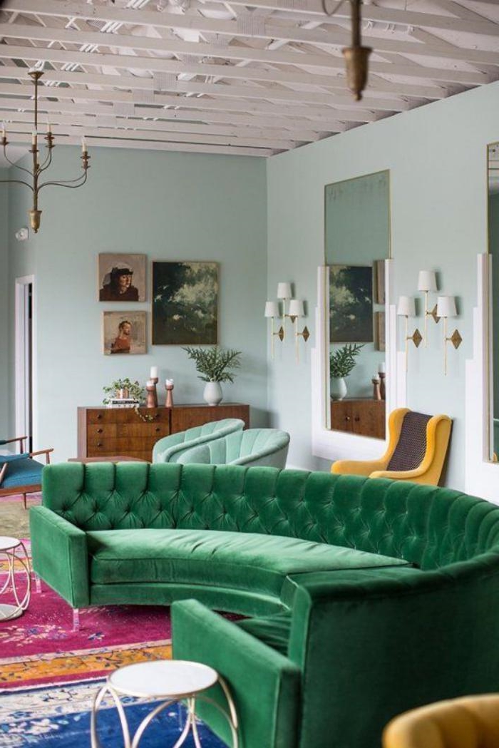 xxl-couch-grüne-Farbe-Samt-vintage-Einrichtung