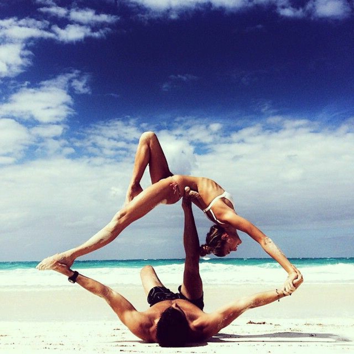 yoga-übungen-am-strand-praktizieren-mann-und-frau