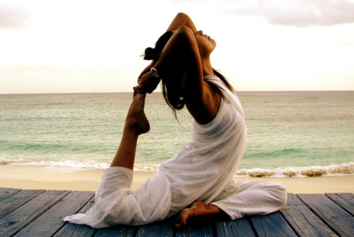 yoga-übungen-draußen-in-der-natur