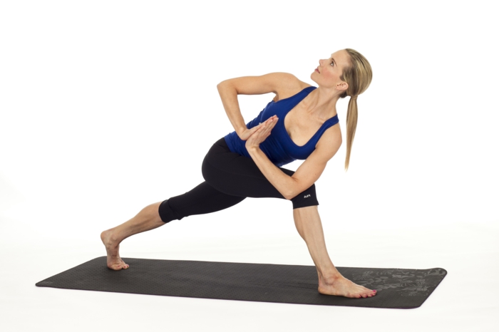yoga-übungen-hintergrund-in-weiß-blonde-dame