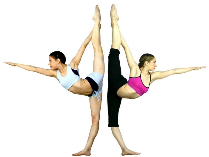 yoga-übungen-unikales-bild-von-zwei-praktizierenden-menschen