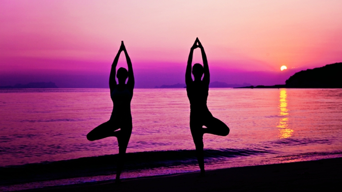 yoga-übungen-zwei-frauen-am-strand