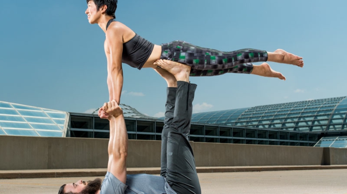 yoga-übungen-zwei-menschen-aufeinander