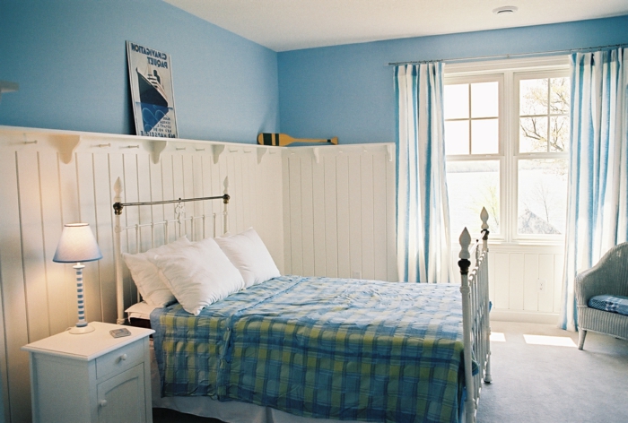 zimmer-streichen-tipps-wandfarbe-hellblau-gemütliches-schlafzimmer