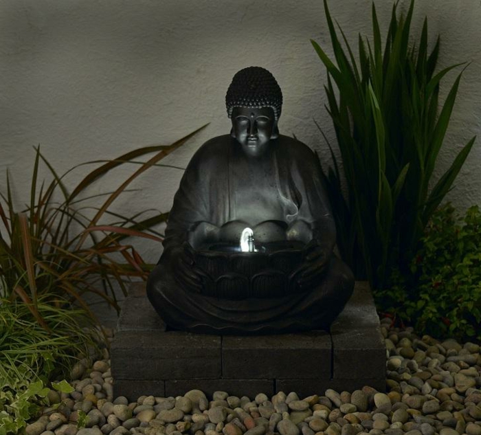 zimmerbrunnen-mit-buddha-im-garten-sehr-interessantes-foto