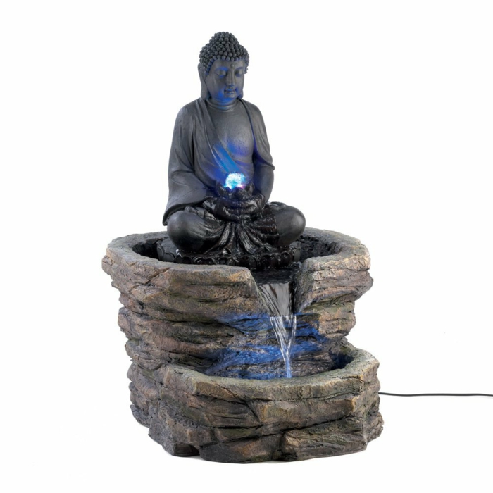 zimmerbrunnen-mit-buddha-schönes-modell-weißer-hintergrund