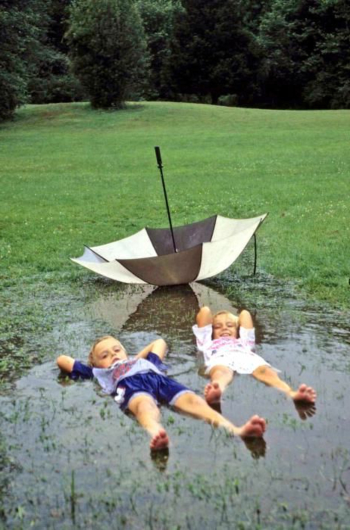 zwei-Kinder-im-Wasser-Regenschirm-Kinder-schwarz-weißes-Muster