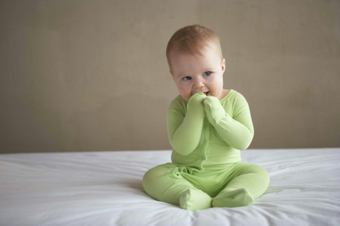 Baby-Schlafanzug-grüner-einteiliger-schlafanzug