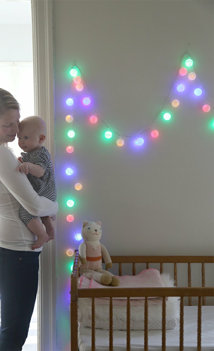Babyzimmer-Wanddekoration-bunte-lichterkette-bunte-glühbirnen