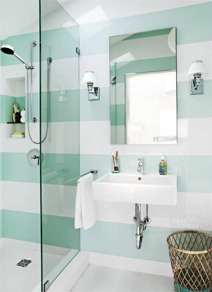 Badezimmer-farbgestaltung-wand-streichen-muster-grüne-weiße-Streifen