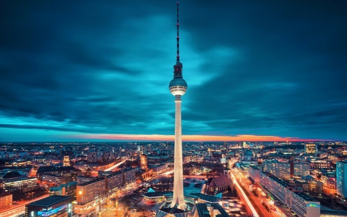 Berlin-Deutschland-Foto-von-oben-in-der-Nacht-berühmte-sehenswürdigkeiten-in-europa