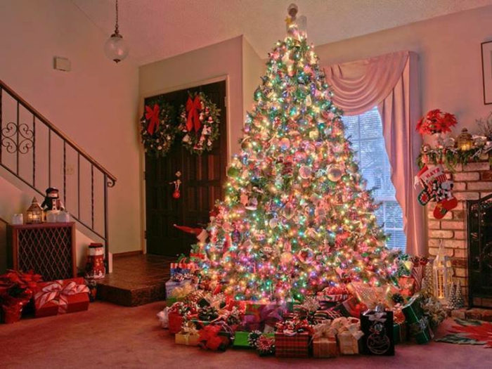 Deko-Weihnachtsbaum-im-wohnzimmer