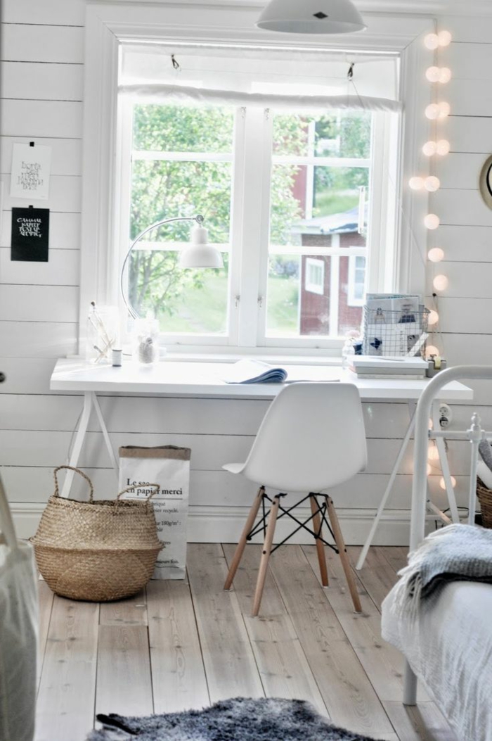Einrichtungsideen-fürs-Arbeitszimmer-Schreibtisch-neben-dem-Sims-Möbel-in-skandinavischem-Stil