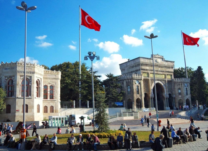 Istanbul-Sehenswürdigkeiten-Reise-Bayezid-Platz-der Name-zweier osmanischer-Sultane
