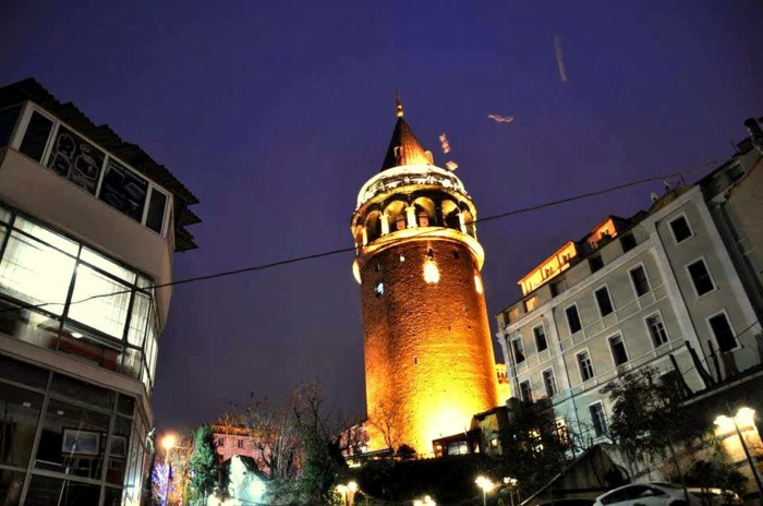 Istanbul-Sehenswürdigkeiten-Reisetipps-Der-Galataturm türkisch-Galata kulesi-in-der-nacht
