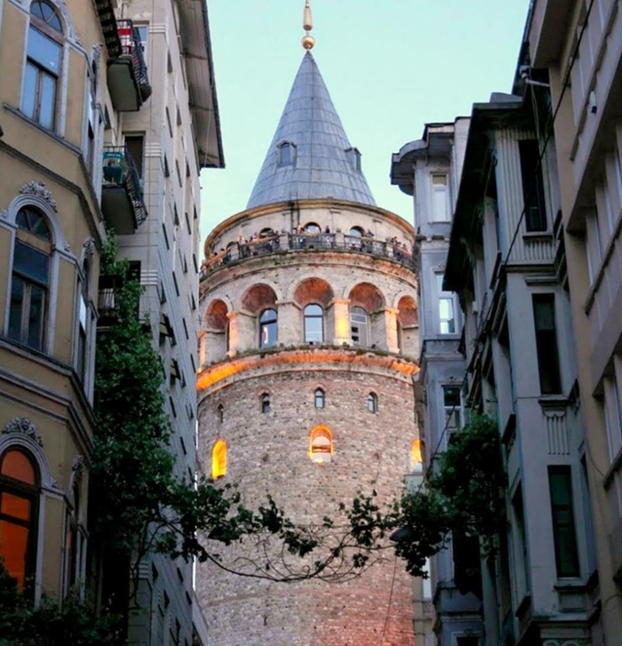 Istanbul-Sehenswürdigkeiten-Reisetipps-Der-Galataturm türkisch-Galata kulesi-liegt in Galata-einem Viertel-des Istanbuler- Stadtteils-Beyoğlu