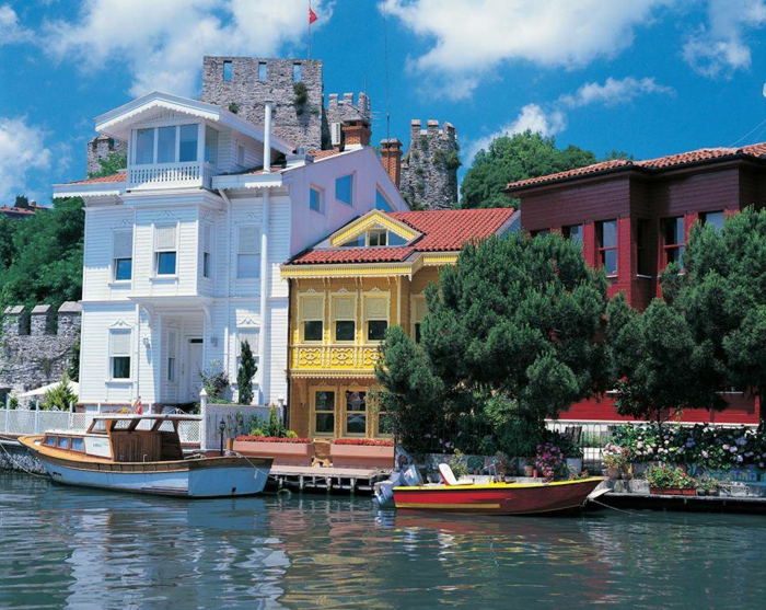 Istanbul –Sehenswürdigkeiten-viertel-ANADOLU HİSARI-auf-dem Bosporus