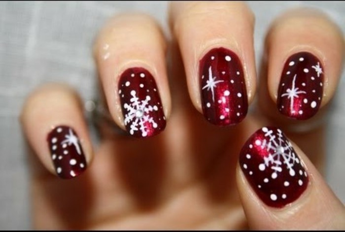 Nageldesign-weihnachten-dunkel-rot-mit-weisse-sterne-und-schneflockchen