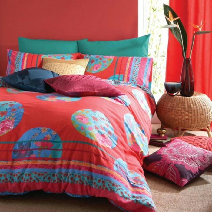 Satin-Bettwäsche-rote-wände-deko-modernes-schlafzimmer