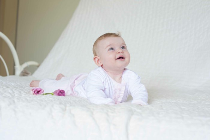 Schlafanzug-baby-weiß-süßes-schlichtes-Modell