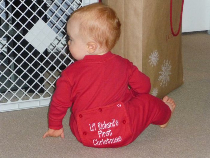 Schlafanzug-für-Babys-Weihnachtsmuster-rote-Farbe-Spruch