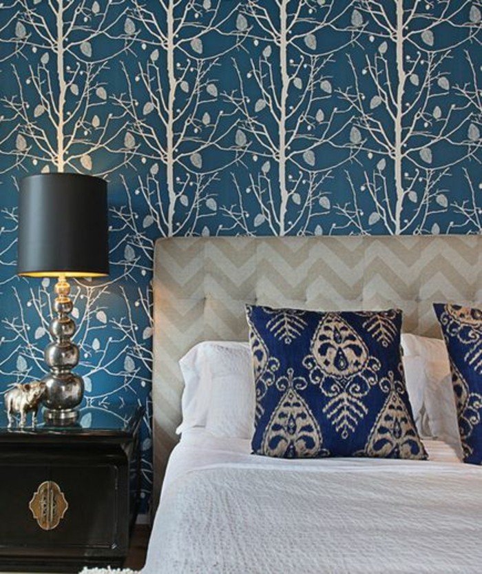 Schlafzimmer-elegante-Möbel-ausgefallene-wanddeko-tapeten-blau-stylische-tapeten