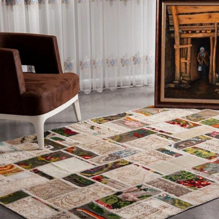 Wohnzimmer-ethnische-Gestaltung-schöner-brauner-Sessel-vintage-teppich